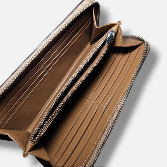 New Coach Tan and Beige Zip Wallet - Picture 4 of 10